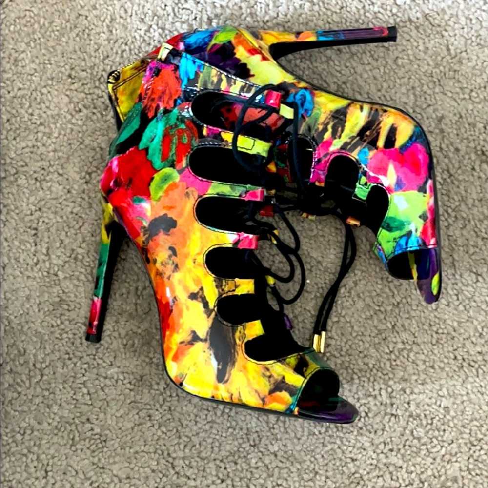 Steve Madden Cythiaa Tie Shoe